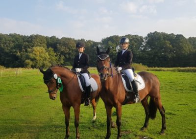 Elisa Bertels auf Nemo (l) und Thea Wilbers auf Lucky in Salzbergen