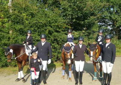 Reiternachwuchs auf dem Turnier in Salzbergen (vl) Mats Wilbers auf Lucky, Moritz Ulbrich, Johanna Ulmker auf Top Mystery und Insa Krehenwinkel auf Benny