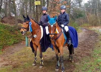 Elisa Bertels auf Nemo (links) und Thea Wilbers auf Lucky in Neuenkirchen