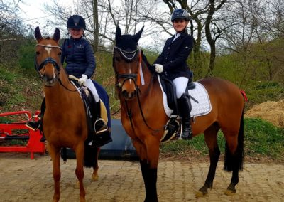 Mette-Marie Brink auf La Belle (links) und Thea Wilbers auf Lucky in Neuenkirchen