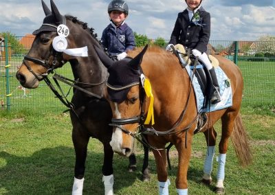 Johanna Ulmker auf Top Mystery (rechts) und Janne Krehenwinkel auf Nico in Spelle