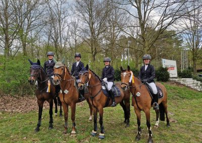 Die siegreiche Springmannschaft in Dörenthe (vlnr) Louisa Göcke auf Coco, Mia Vukas auf Figaro, Thea Wilbers auf Lucky und Elisa Bertels auf Nemo