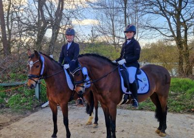 Elisa Bertels auf Nemo (l) und Thea Wilbers auf Lucky mit den Plätzen 2 und 3 beim Dressurwettbewerb in Neuenkirchen