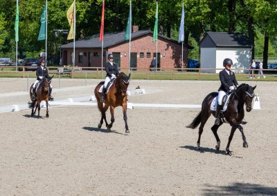 Andrea Krehenwinkel auf For Joy (r), Michaela Wesselmann auf Slice of Life und Christiane Ulmker auf Donna Piccola in Riesenbeck