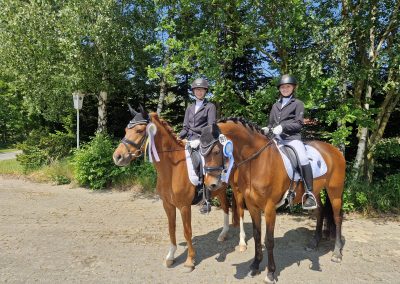 Mia Vukas auf Damingo (l) und Thea Wilbers auf Lucky in Isterberg