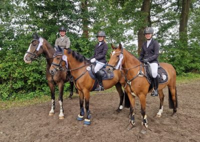 Anja Lohaus auf Alando (l), Thea Wilbers auf Lucky und Elisa Bertels auf Nemo in Recke