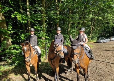 Elisa Bertels auf Nemo (l), Thea Wilbers auf Lucky und Insa Krehenwinkel auf Leo in Greven