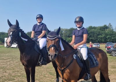 Jennifer Storch auf Frozen Spring (l) und Thea Wilbers auf Lucky in Mesum