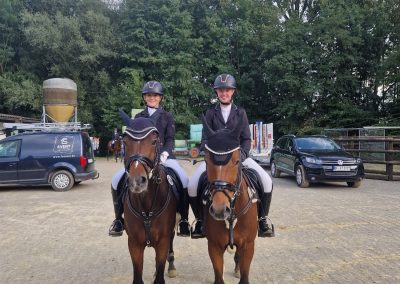 Kreismeisterin der Pony-Springreiter Thea Wilbers (l) auf Lucky und die Drittplatzierte Elisa Bertels auf Nemo