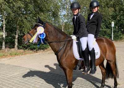 Leni Klaas (l) und Elli Kreimer auf Shakira in Isterberg